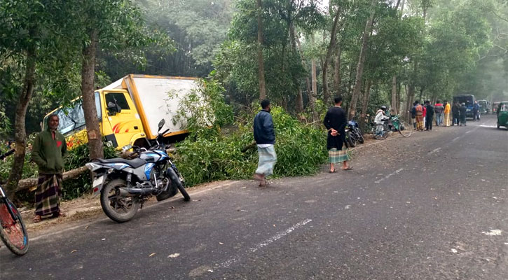 কাভার্ড ভ্যান-সিএনজির সংঘর্ষ, ঘটনাস্থলে ব্যবসায়ীর মৃত্যু