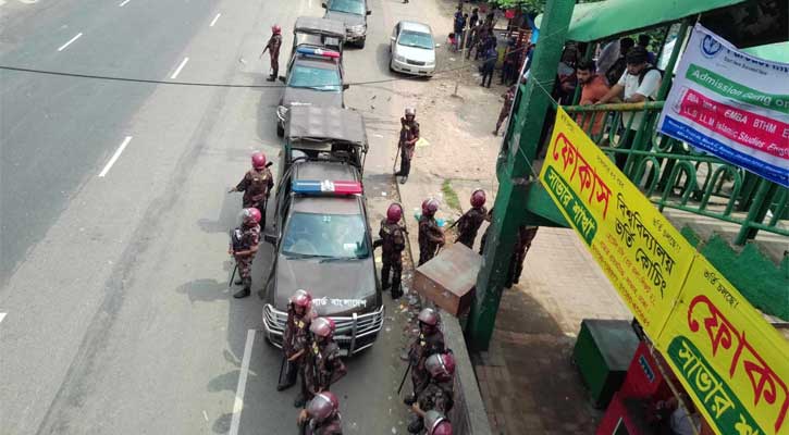 জাবিতে পুলিশ-আন্দোলনকারীদের মুখোমুখি অবস্থান