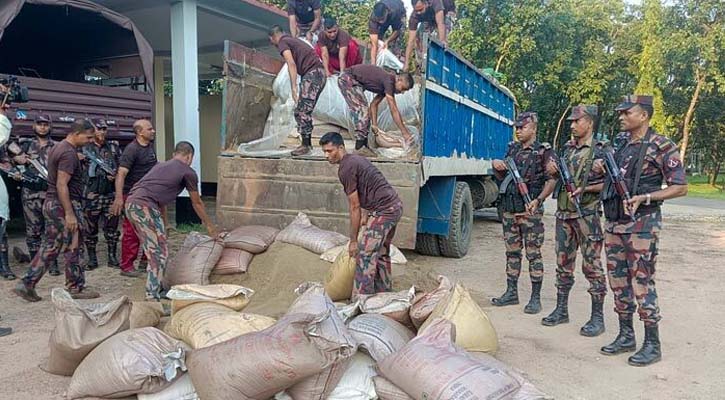 বালুভর্তি ট্রাকে মিলল ৩০০ বস্তা চিনি