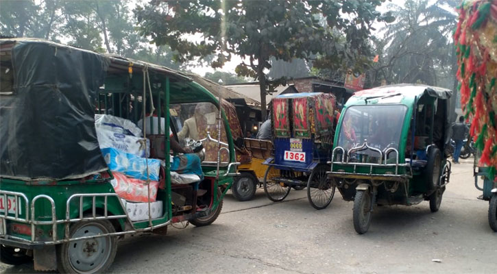 বাকৃবিতে রিকশাচালকদের ‘দৌরাত্ম্য’, নারী শিক্ষার্থীরাও ছাড় পাচ্ছে না