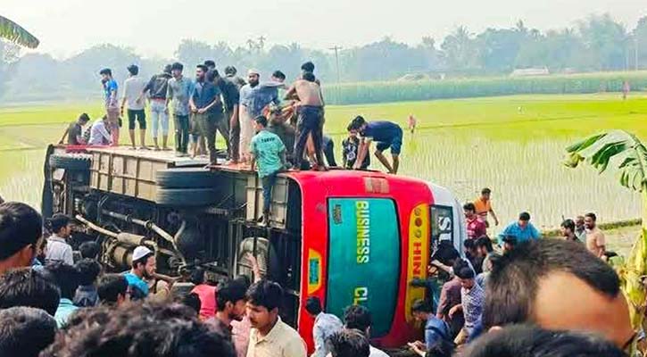 ওভারটেক করতে গিয়ে বাস চলে গেল ধান ক্ষেতে, আহত ১৫