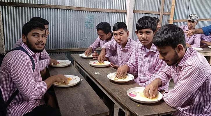 ‘টেন টাকা ফুড’ ক্যানটিনে ১০ টাকায় ভরপেট খাবার