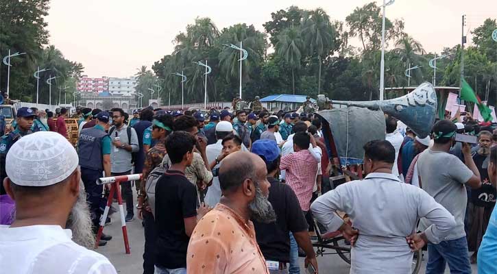 ৪ দফা নিয়ে বঙ্গভবনের সামনে বিক্ষোভ, সতর্ক পুলিশ-সেনাবাহিনী