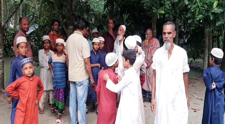 পাশে বসে কোরআন পড়ার সময় নড়ে উঠল মরদেহ, চাইল পানি