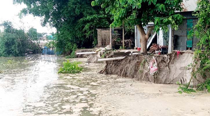 বিলীন হচ্ছে বাড়িঘর, হুমকিতে শহর রক্ষা বাঁধ