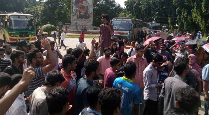 ছাত্রী হেনস্তা ও সমকামিতার প্রমোটের অভিযোগ, শিক্ষকের পদত্যাগ দাবি