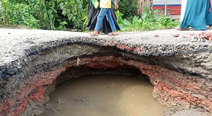 শরীয়তপুর-নড়িয়া প্রধান সড়কে ধস, যানচলাচল বন্ধ