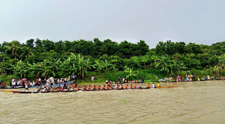 কুমার নদে নৌকাবাইচ দেখতে হাজারো মানুষের ঢল