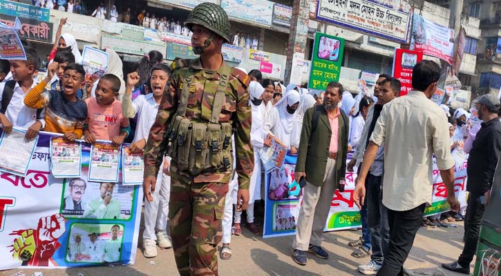 প্রধান শিক্ষকের অপসারণ দাবিতে শিক্ষার্থীদের সড়ক অবরোধ