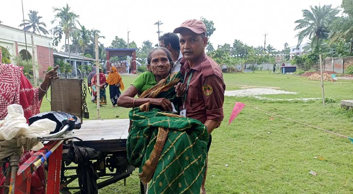 আনসার সদস্যের কোলে চড়ে ভোট দিলেন বৃদ্ধা পাঁচালি দাসি