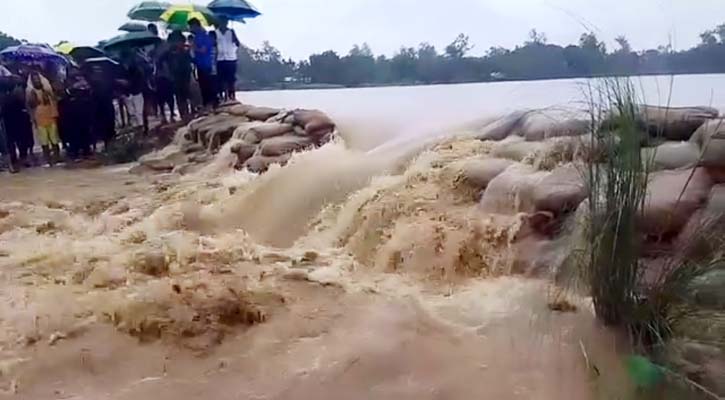 বাঁধ ভেঙে ৮৫ গ্রাম প্লাবিত, পানিবন্দী হাজারো মানুষ