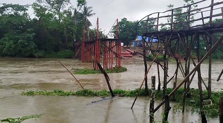 স্রোতের তোড়ে ভেঙে গেল পুল, বিপাকে দশ গ্রামের মানুষ