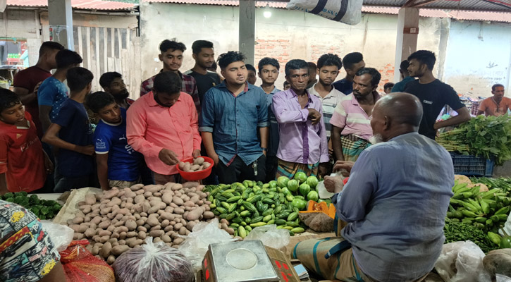 শার্শায় দ্রব্যমূল্য নিয়ন্ত্রণে বাজারে শিক্ষার্থীরা