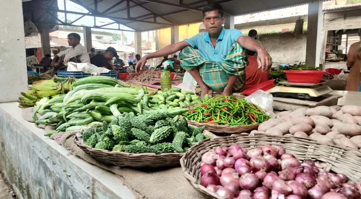 বাজারে হতাশ নিম্ন আয়ের মানুষ