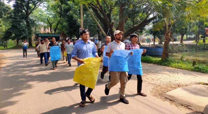 জাবিতে শিক্ষার্থীকে ছিনতাইকারীর ছুরিকাঘাত, সহপাঠীদের বিক্ষোভ