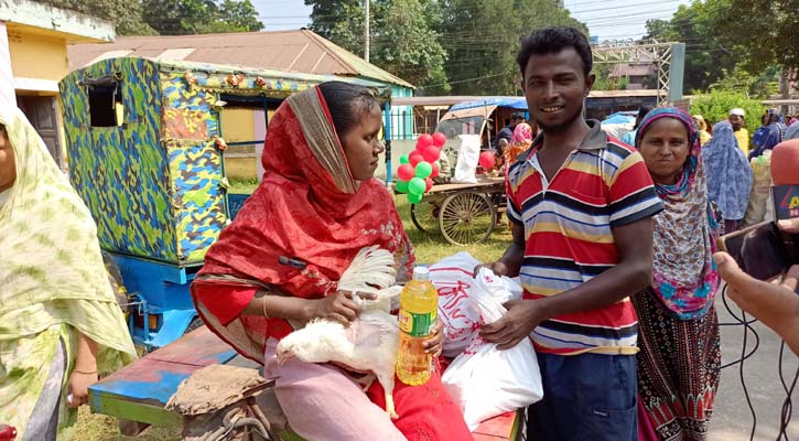 প্লাস্টিকের বিনিময়ে ব্যাগভর্তি বাজার পেল ৩ শতাধিক পরিবার