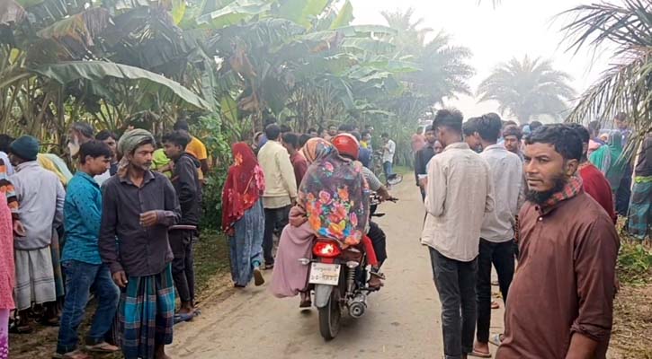 রাস্তার পাশে পড়ে ছিল রিকশাচালকের মরদেহ