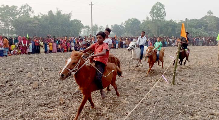 ঠাকুরগাঁওয়ে ঐতিহ্যবাহী ঘৌড় দৌড় প্রতিযোগিতা