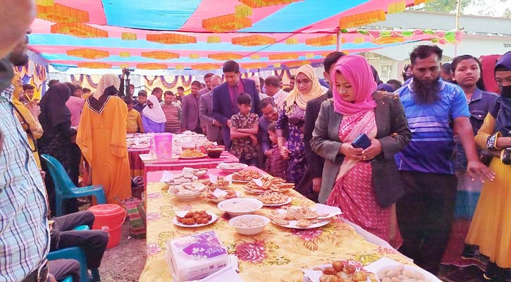 নড়াইলে পিঠা উৎসবে হাজারো মানুষের মিলনমেলা