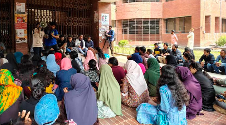 জাবিতে ছাত্রীর মৃত্যুর বিচারের দাবিতে রেজিস্ট্রার ভবনে তালা