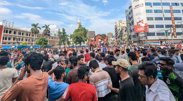 বিশাল বিক্ষোভ, জিরো পয়েন্ট অবরোধ জবি শিক্ষার্থীদের