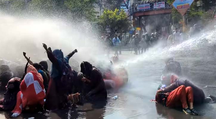 শাহবাগে আন্দোলনকারীদের ওপর পুলিশের লাঠিচার্জ