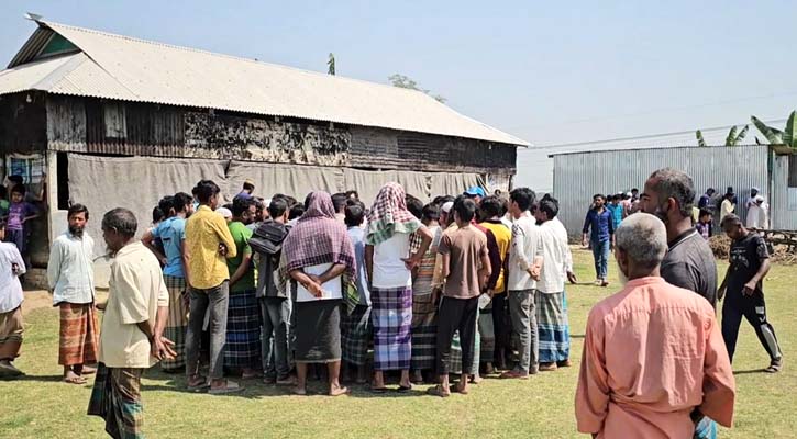 খামারের ভেতর খুঁটির সঙ্গে বাঁধা ছিল নৈশপ্রহরীর মরদেহ