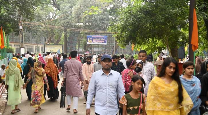 ঈদের দিনে চিড়িয়াখানায় দর্শনার্থীদের ঢল