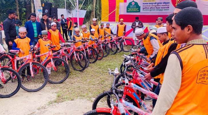 টানা ৪১ দিন জামাতে নামাজ পড়ে বাইসাইকেল পেল ২৫ শিশু-কিশোর