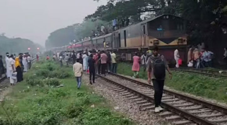 বৃদ্ধাকে বাঁচাতে গিয়ে ইঞ্জিন বিকল, ৪ ঘণ্টা পর ছাড়ল কর্ণফুলী এক্সপ্রেস