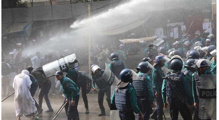 শিক্ষকদের সমাবেশে পুলিশের লাঠিপেটা, জলকামান