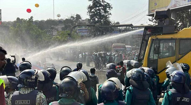 শাহবাগে আন্দোলনকারীদের ওপর পুলিশের লাঠিচার্জ-সাউন্ড গ্রেনেড