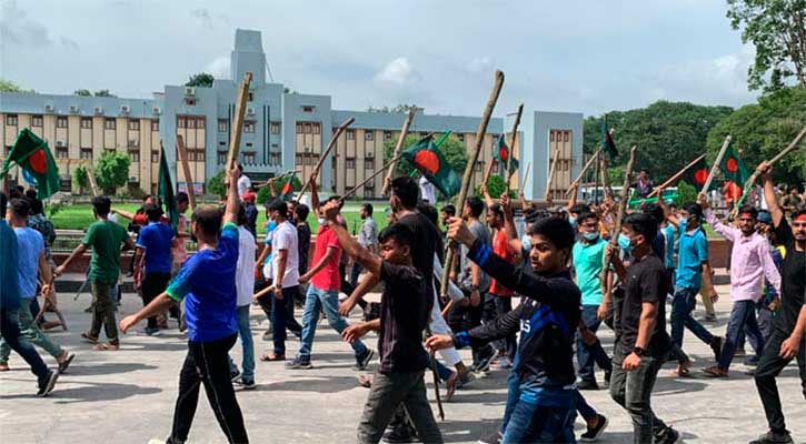 শিক্ষার্থীদের দখলে রাবি, পিছু হটল ছাত্রলীগ