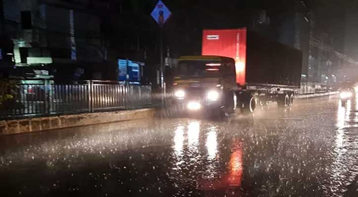 রাজধানীতে ব্যাপক শিলাবৃষ্টি, পথচারীদের ভোগান্তি