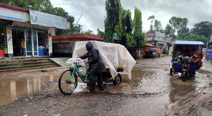 সড়ক নয় যেন মরণফাঁদ!