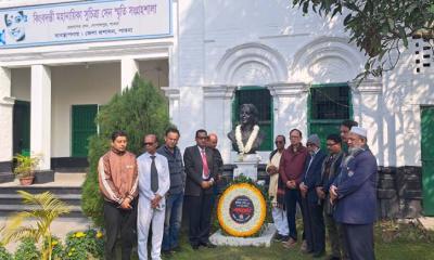 প্রয়াণ দিবসে সুচিত্রা সেনের ভাস্কর্যে শ্রদ্ধা