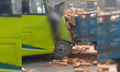 বাস-ট্রলির সংঘর্ষে প্রাণ গেল শ্রমিকের