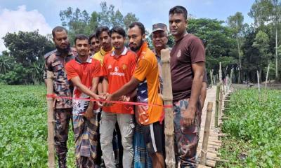 বিজিবি ছাত্র-জনতার উদ্যোগে সাঁকো নির্মাণ