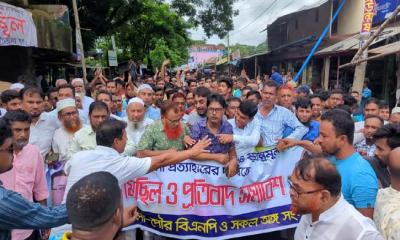 শামা ওবায়েদের নামে মামলা প্রত্যাহার দাবিতে বিক্ষোভ