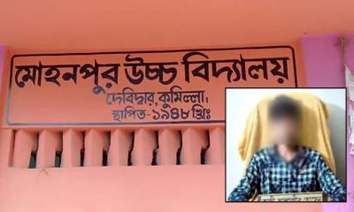 পদত্যাগ দাবি করে প্রধান শিক্ষকের চেয়ারে ছাত্র