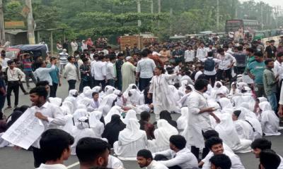 ঢাকা-টাঙ্গাইল-যমুনা সেতু মহাসড়ক অবরোধ শিক্ষার্থীদের