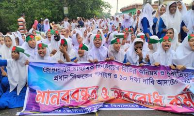 প্রধান শিক্ষকের পদত্যাগসহ ১০ দফা দাবিতে শিক্ষার্থীদের ক্লাস বর্জন