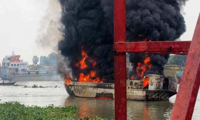 বুড়িগঙ্গায় তেলবাহী জাহাজে বিস্ফোরণ, নিখোঁজ ৩