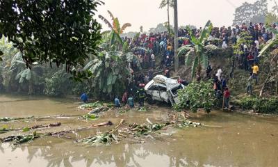 ট্রেনের ধাক্কায় মাইক্রোবাস পুকুরে, নিহত ৫