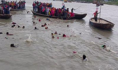 অর্ধশতাধিক যাত্রী নিয়ে মোংলায় নৌকাডুবি