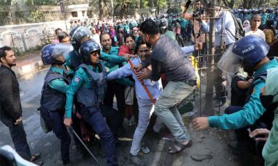 শিক্ষকদের বিক্ষোভে পুলিশের লাঠিচার্জ-জলকামান