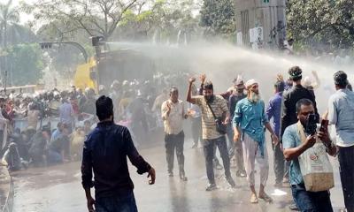 বেসরকারি প্রাথমিক শিক্ষকদের ওপর জলকামান ও লাঠিচার্জ