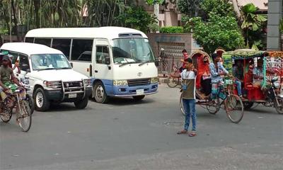 রাজধানীতে ট্রাফিকের দায়িত্বে ছাত্র-জনতা