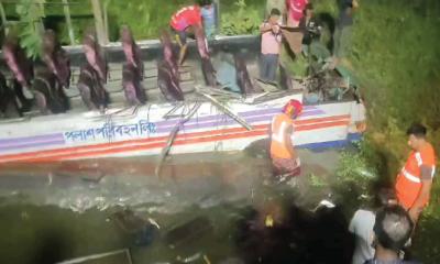 শ্রমিকবাহী বাস খাদে পড়ে চালকের সহযোগী নিহত, আহত অর্ধশতাধিক