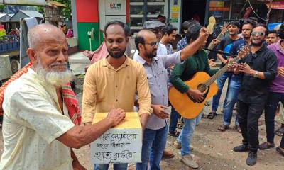 গান গেয়ে বন্যার্তদের জন্য ত্রাণ সংগ্রহ করলেন শিল্পীরা